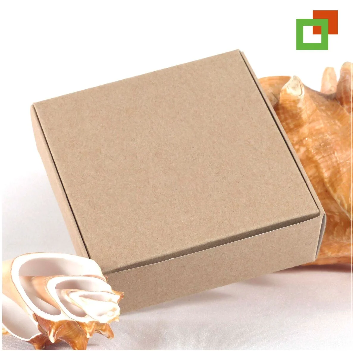 Caja de cartoncillo cuadrada blanco / café. Por su forma de cierre, esta caja cuenta con paredes dobles, lo que ayuda a proteger más tu producto.