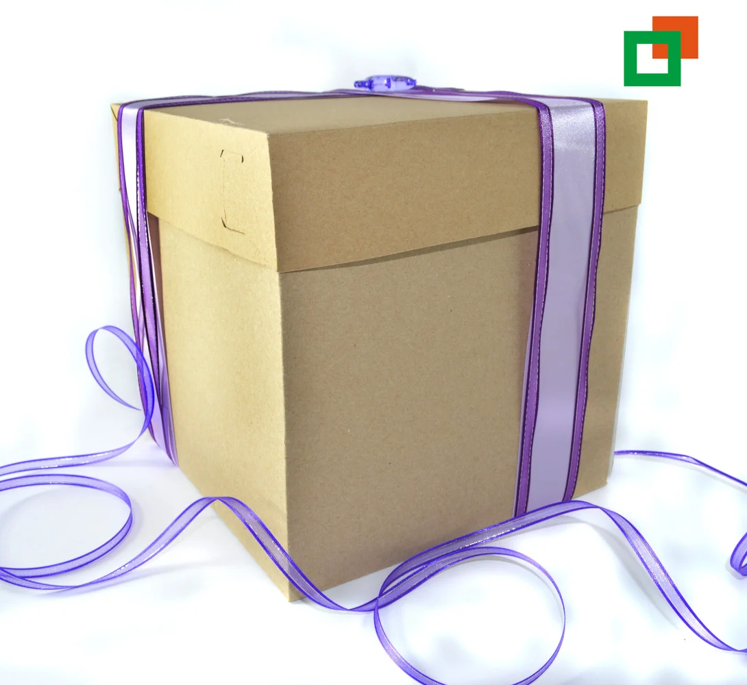Caja para regalo elaborada en cartoncillo con base y tapa café. Medida ideal para tus regalos y detalles inolvidables!